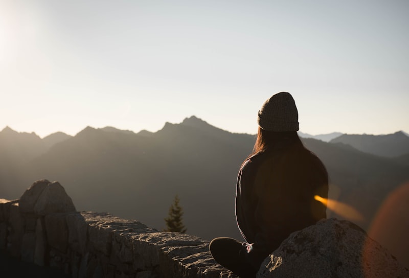 Persona contemplando el horizonte, buscando calma